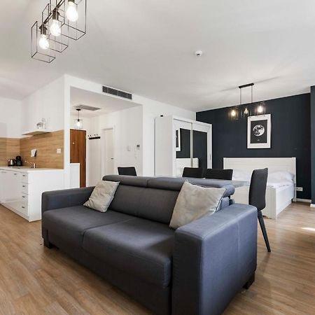 Lam Moon - Ac - Terrace Apartment Bratislava Bagian luar foto