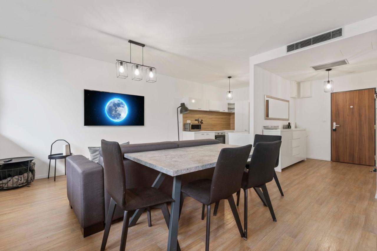 Lam Moon - Ac - Terrace Apartment Bratislava Bagian luar foto